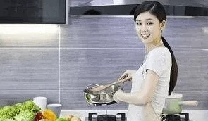 揉搓大学生白嫩双乳，这种行为令人发指，完全不尊重他人身体和意愿，应该受到谴责与法律制裁
