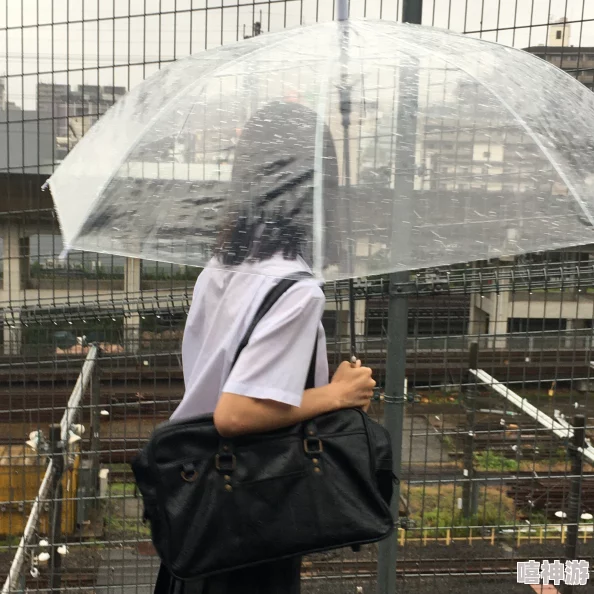 外回り中に突然の大雨一雨宿傘もなく急な天候変化に慌てる