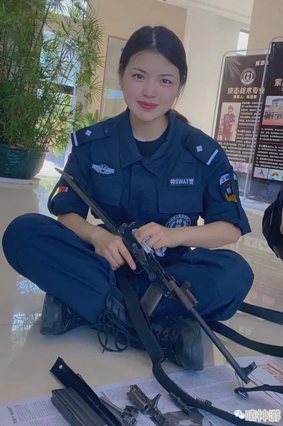 美女舔舔男人的机机警中警守护平安心系百姓共筑和谐社会