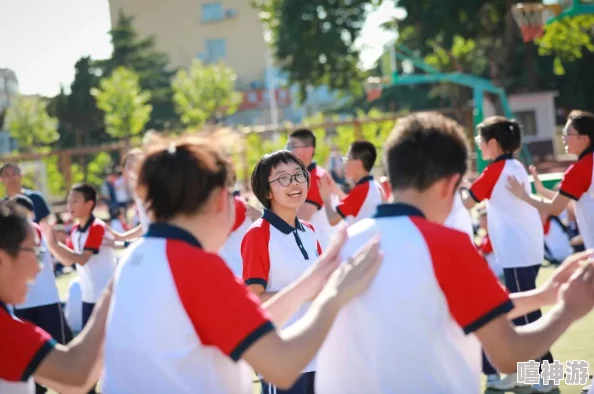 老师肥白大胯浑圆的大腚积极向上，传递快乐与温暖，激励学生追求梦想与幸福