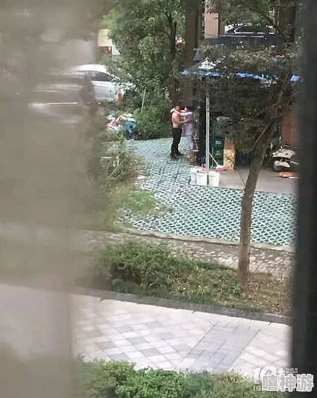 男女一边亲一边摸一脱衣服散落满地两人呼吸急促