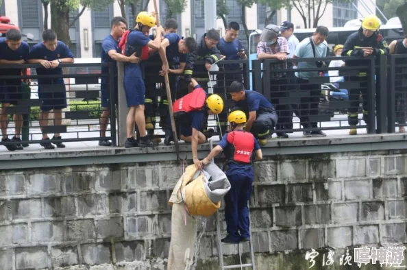 男人村惊现神秘包裹村民深夜聚集广场议论纷纷