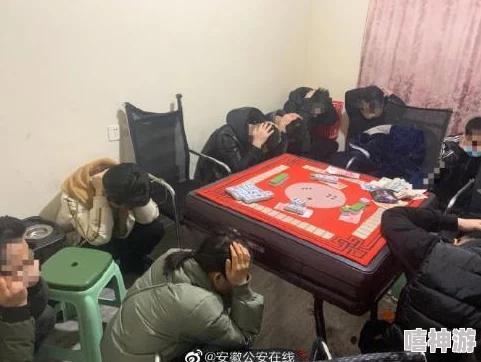 男女进进出出附近居民反映深夜噪音扰民情况已持续数月