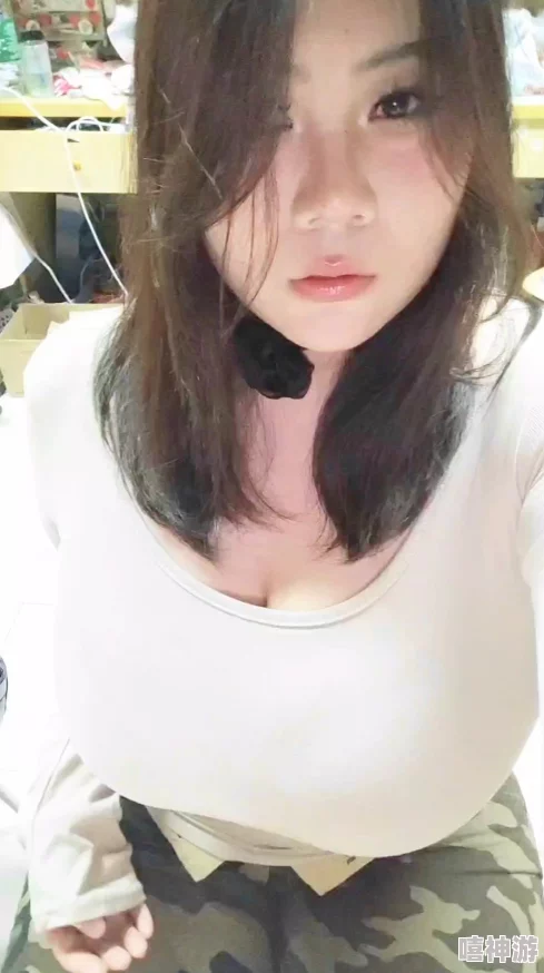 为什么大家都在看小小拗女BBwBBwBBw视频她自然不做作的风格令人着迷